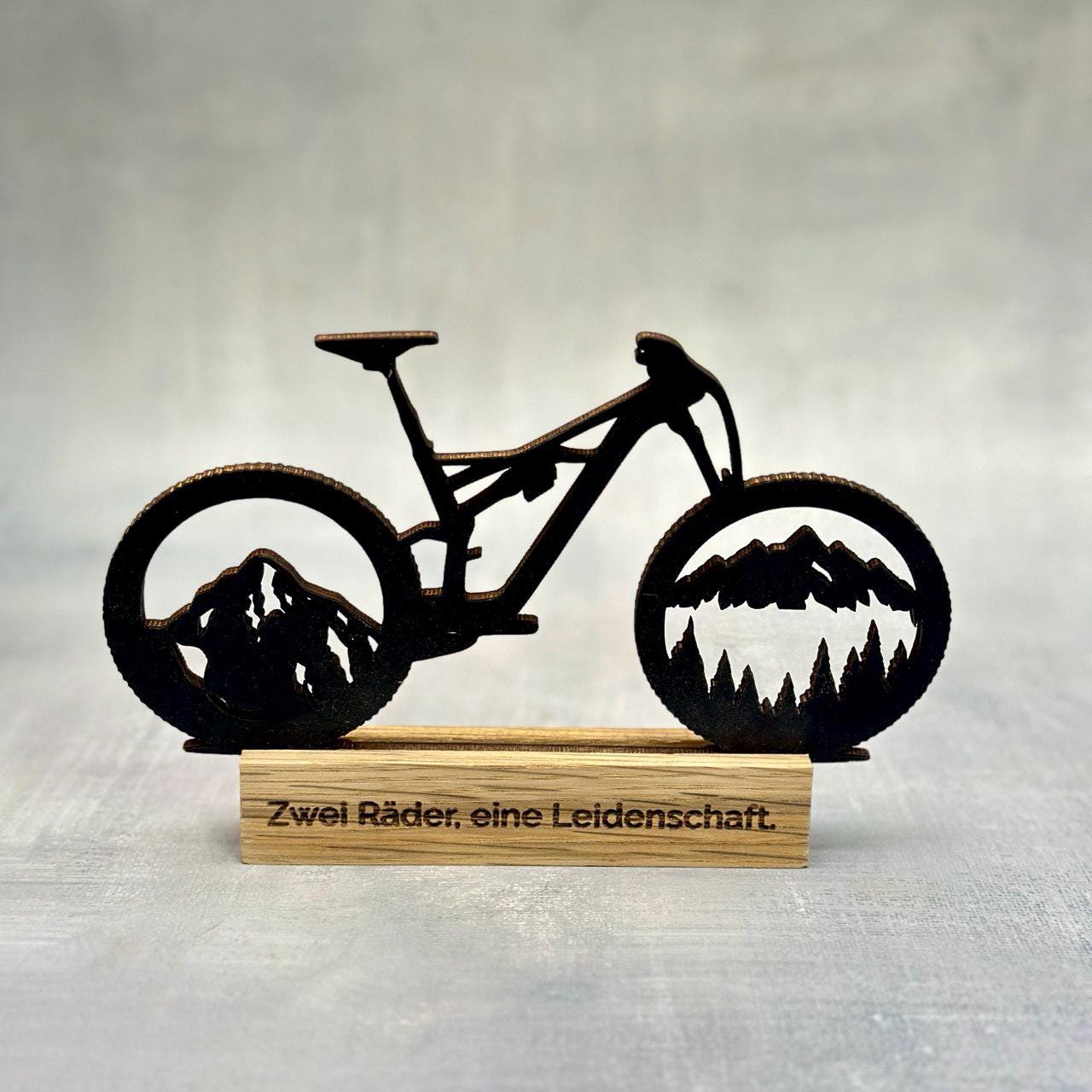 Rennrad Geschenk personalisiert – Fahrradfigur aus Holz mit Gravur – Geschenkidee für Radfahrer – Rennrad Deko mit Namen