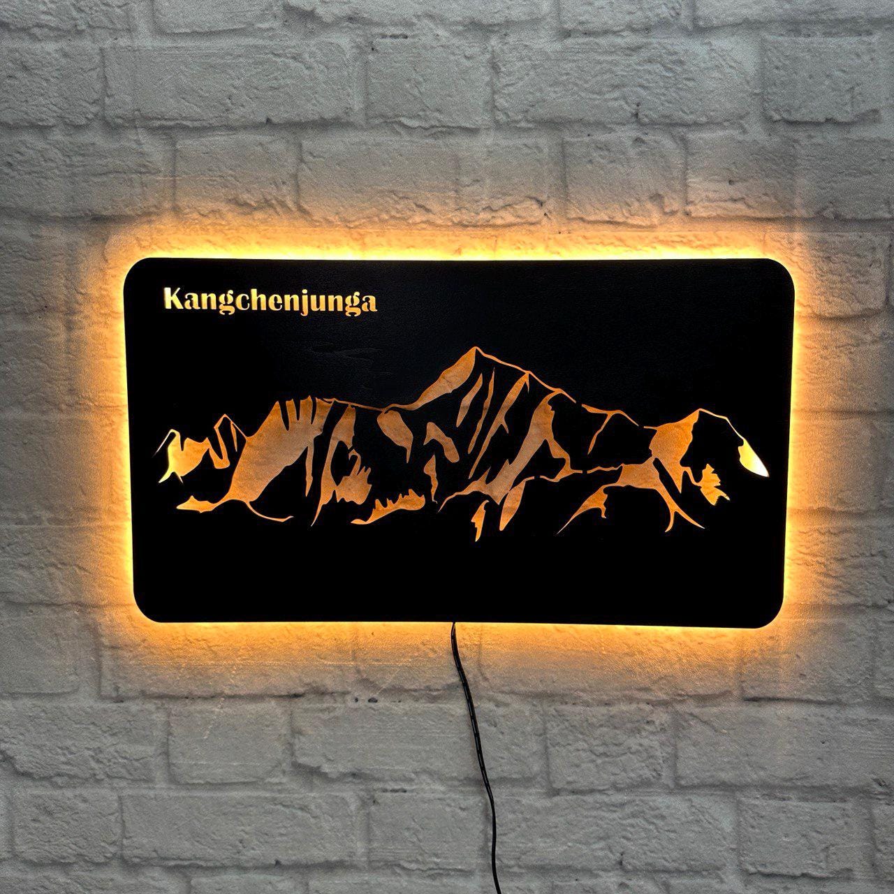 Wanddeko Kangchendzönga aus Holz – Geschenk für Bergsteiger – Himalaya Achttausender Wandbild – Deko für Naturfreunde & Bergwanderer
