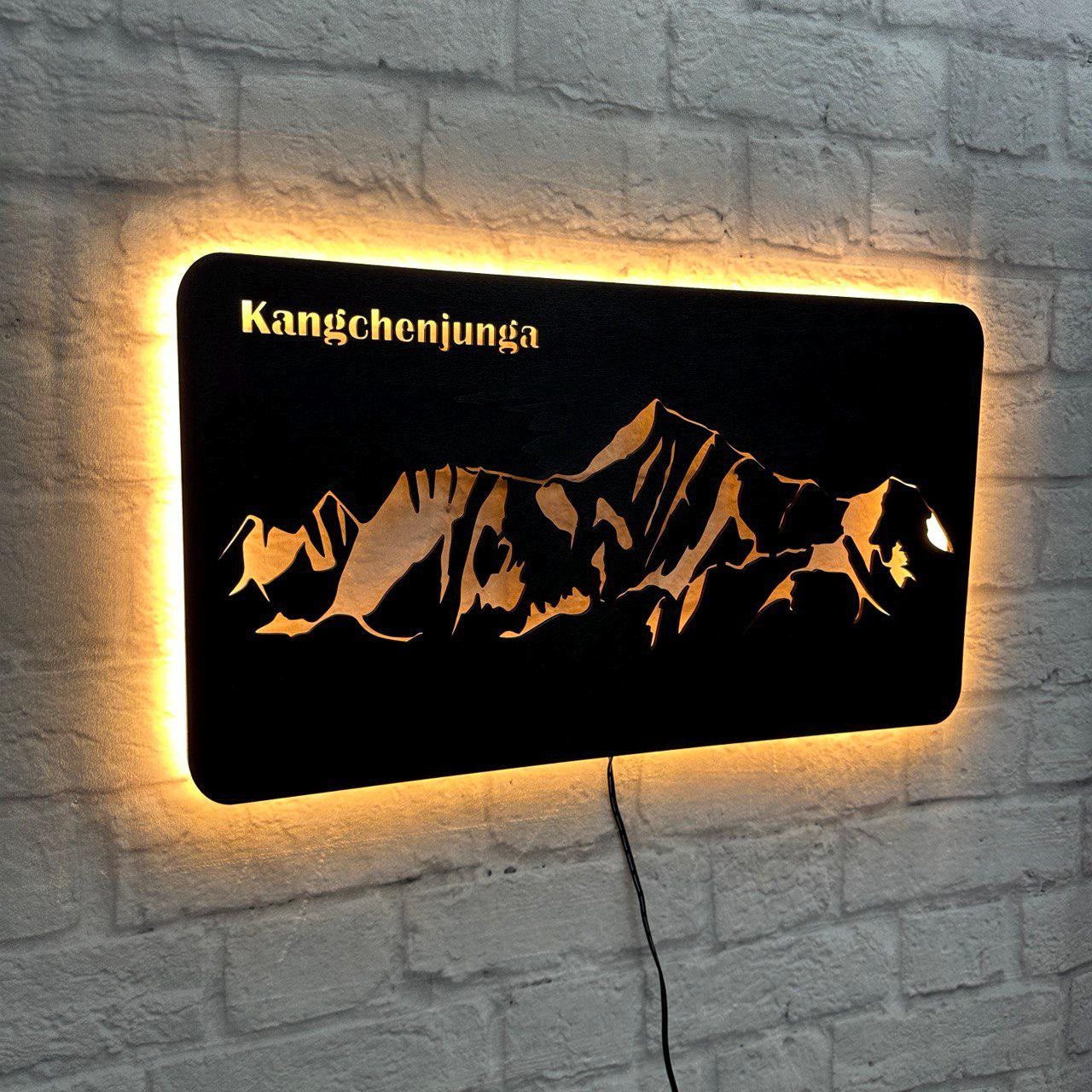Wanddeko Kangchendzönga aus Holz – Geschenk für Bergsteiger – Himalaya Achttausender Wandbild – Deko für Naturfreunde & Bergwanderer