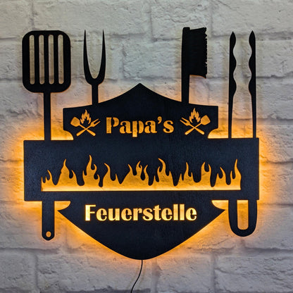 Wanddeko „Papa’s Feuerstelle“ – personalisierte Wanddekoration für den Grillplatz – Vatertagsgeschenk & Männerdeko für BBQ oder Männertag