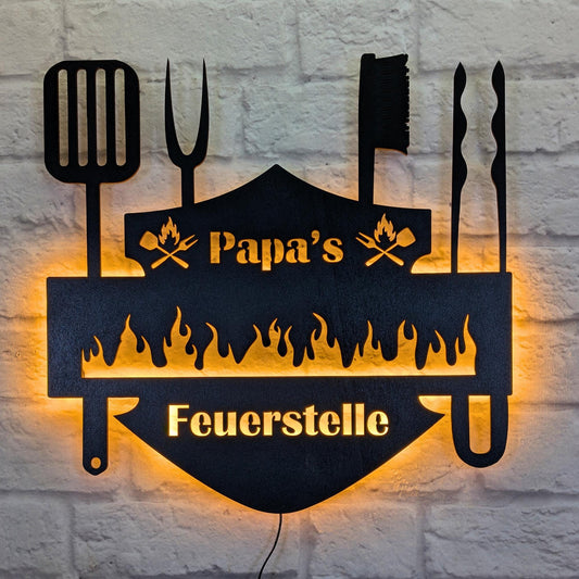 Wanddeko „Papa’s Feuerstelle“ – personalisierte Wanddekoration für den Grillplatz – Vatertagsgeschenk & Männerdeko für BBQ oder Männertag