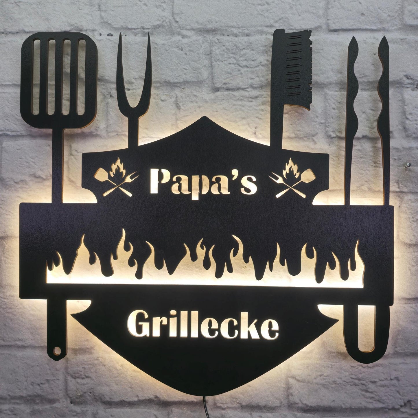 Wanddeko „Papa’s Feuerstelle“ – personalisierte Wanddekoration für den Grillplatz – Vatertagsgeschenk & Männerdeko für BBQ oder Männertag