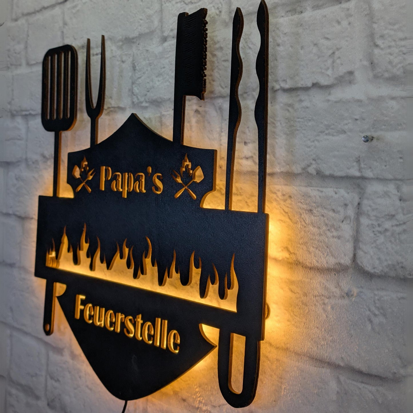 Wanddeko „Papa’s Feuerstelle“ – personalisierte Wanddekoration für den Grillplatz – Vatertagsgeschenk & Männerdeko für BBQ oder Männertag