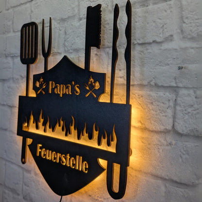 Wanddeko „Papa’s Feuerstelle“ – personalisierte Wanddekoration für den Grillplatz – Vatertagsgeschenk & Männerdeko für BBQ oder Männertag
