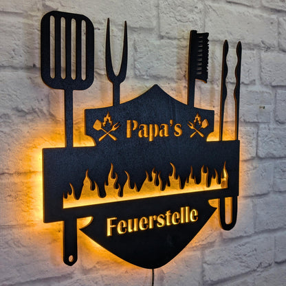 Wanddeko „Papa’s Feuerstelle“ – personalisierte Wanddekoration für den Grillplatz – Vatertagsgeschenk & Männerdeko für BBQ oder Männertag